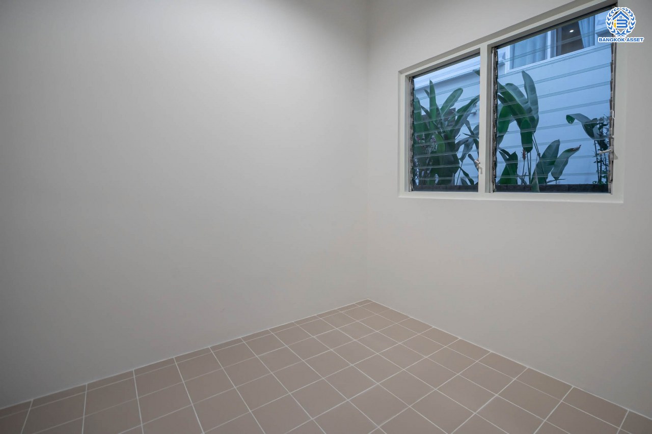 บ้านมือสองตกแต่งใหม่ โครงการ คาซ่าแกรนด์ รัตนาธิเบศร์-ราชพฤกษ์ บ้านเดี่ยวจากแบรนด์ Q.House เนื้อที่ 70 ตร.ว. ฟังก์ชัน 3 ห้องนอน 4 ห้องน้ำ 1 ห้องแม่บ้าน จอดรถได้ถึง 2 คัน พร้อม Facilities ครบครัน บนทำเลเดินทางสะดวก ติดถนนราชพฤกษ์ ใกล้เซ็นทรัลเวสต์เกต และรถไฟฟ้าสายสีม่วง "สถานีบางรักใหญ่"